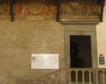 Ingresso dell'Archivio di Stato di Arezzo. La facciata dell'antico Palazzo Albergotti, arricchita dalle pitture liberty di Galileo Chini, accoglie  nella sua cornice il manifesto dell'iniziativa ANAI, ben visibile a chi passa e leggibile per chi accede all'Istituto.