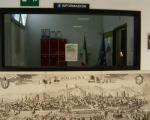 L'ingresso dell'Archivio Storico del Comune di Bologna con la locandina dell'iniziativa.